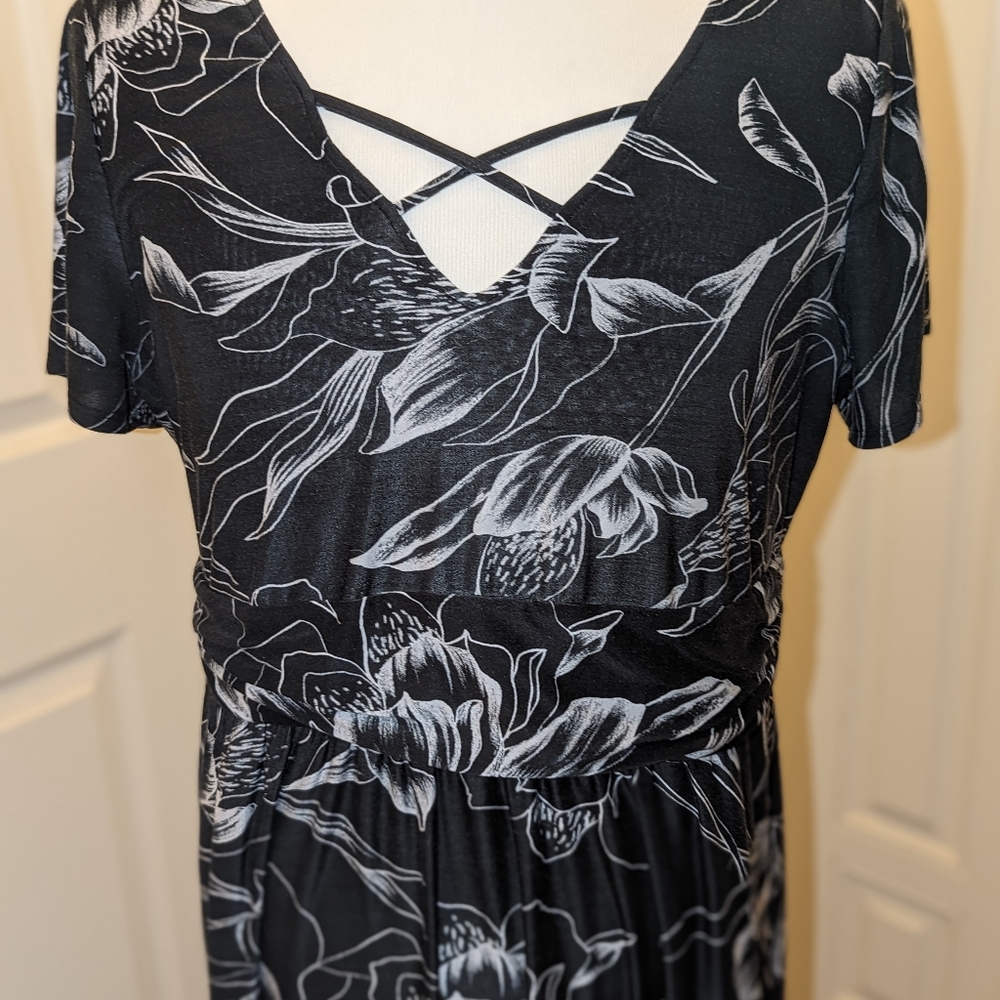 Beautiful Plus Size 2XL Dress.  Maxi. Super long for us tall girls.